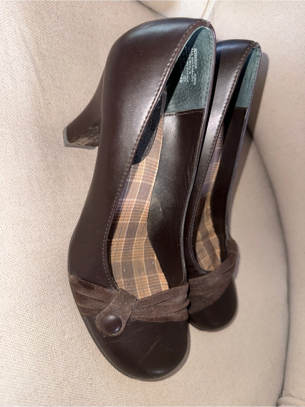 Women's Brown Button Accent Leather Pumps - Picture 8 of 9